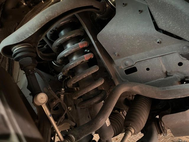 お車を安心してお乗りいただく為には、足回りの定期点検が欠かせません。サービスサポート(有償保証)では無料点検もご提供しており、安心のカーライフをお過ごしいただけるサポート体制が整っています。