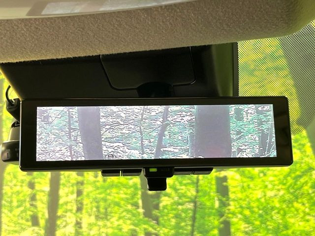 【インテリジェントルームミラー】後席の大きな荷物や同乗者で後方が確認しづらい時でも安心!カメラが撮影した車両後方の映像をルームミラー内に表示。クリアな視界で状況の確認が可能です!