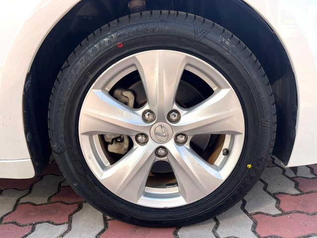 【純正16インチアルミホイール】外観にマッチした純正アルミホイールを装着しております。各種社外アルミホイールや、スタッドレスタイヤも取扱いしております。是非ご相談ください♪