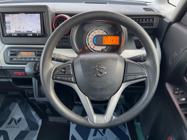 �C���e���A�ɍ��킹���f�U�C���̃X�e�A�����O�́A�^�]�������̂��Ƃ��l���A�^�]���₷���`��A�傫���ł��B�����x�A���ۂɐG���Ă��m���߂��������B