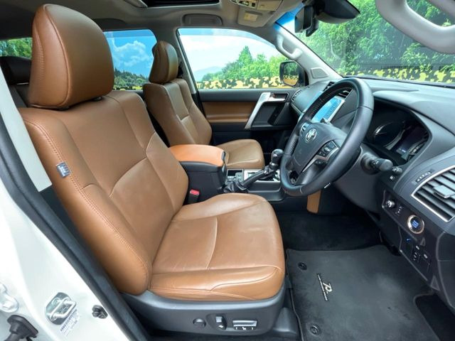 運転席シート廻りは使用感も少なく、良好な状態となっています。丁寧に使われていたことがよくわかりますね。