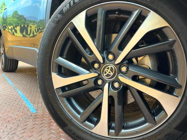 �y����18�C���`�A���~�z�C�[���z�O�ςɃ}�b�`���������A���~�z�C�[���𑕒����Ă���܂��B�e��ЊO�A���~�z�C�[����A�X�^�b�h���X�^�C�����戵�����Ă���܂��B���񂲑��k����������