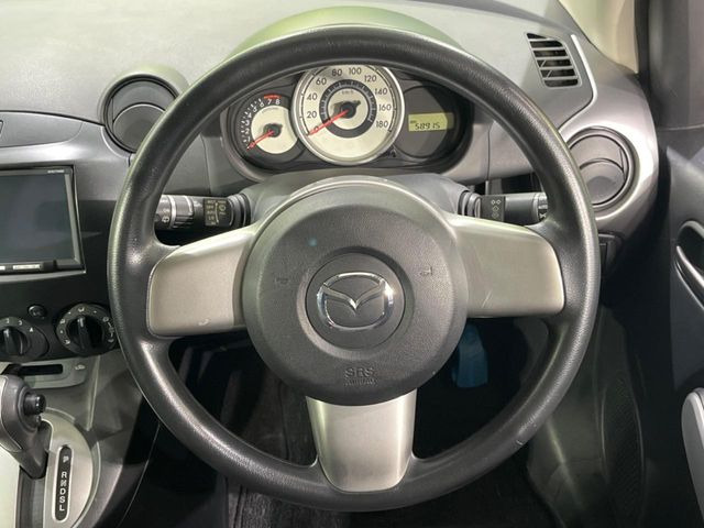 �C���e���A�ɍ��킹���f�U�C���̃X�e�A�����O�́A�^�]�������̂��Ƃ��l���A�^�]���₷���`��A�傫���ł��B�����x�A���ۂɐG���Ă��m���߂��������B