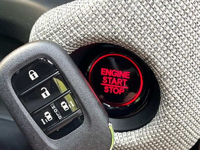 �yHonda�X�}�[�g�L�[�z�J�o����|�P�b�g�ɓ��ꂽ�܂܂ł��h�A�̎{���E�������\�ȃX�}�[�g�L�[�𑕔��B�G���W���̃I���E�I�t�����J�M�����o���K�v����������Ƃ��Ă��֗��ł���