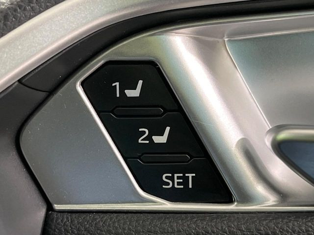 【メモリー機能付きパワーシート】ドライバーごとに設定したシート位置を記憶して、ボタン一つで切り替えできる便利な機能!運転する方が複数名いらっしゃるご家庭におすすめです♪