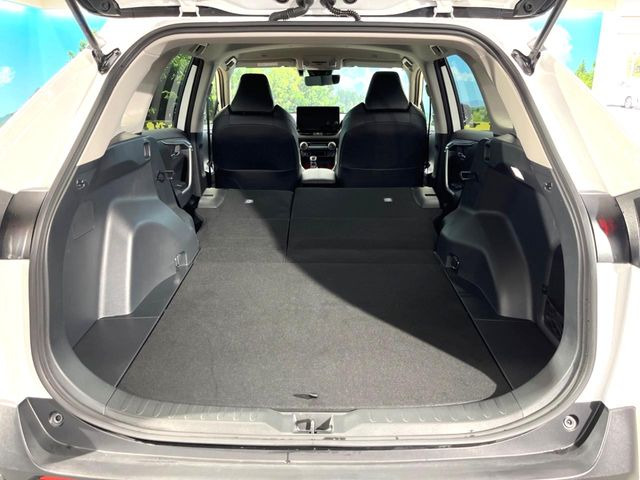 積み下ろしのしやすいデッキにはたっぷりと荷物を積み込んでいただけます。遊びから仕事まで、様々なシーンで頼れます♪