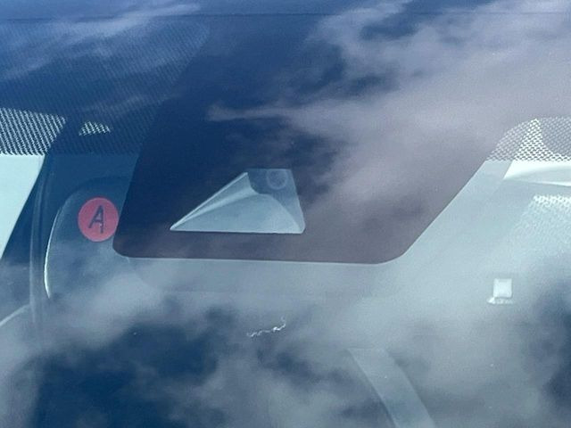 �y�g���^�Z�[�t�e�B�Z���X�z���s���ɑO���̎ԗ�����F�����A�Փ˂������Ȏ��͌x��ƃu���[�L�ŏՓˉ���Ɣ�Q�y�����A�V�X�g�B�����S�Ƀh���C�u�����y���݂��������܂��B