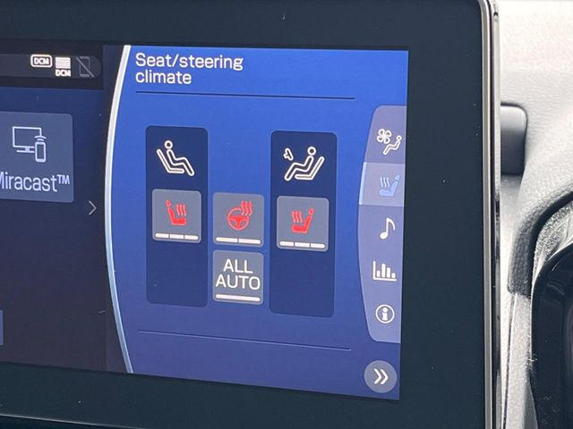 【ステアリングヒーター】冬場に冷たくなりやすい革巻きステアリングを、スイッチ一つで素早く適温に!エアコンよりも早く温まってくれるので、寒い日の運転も快適になりますね♪