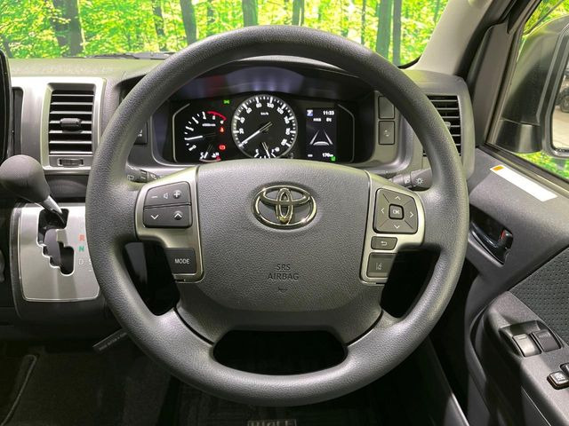 �C���e���A�ɍ��킹���f�U�C���̃X�e�A�����O�́A�^�]�������̂��Ƃ��l���A�^�]���₷���`��A�傫���ł��B�����x�A���ۂɐG���Ă��m���߂��������B