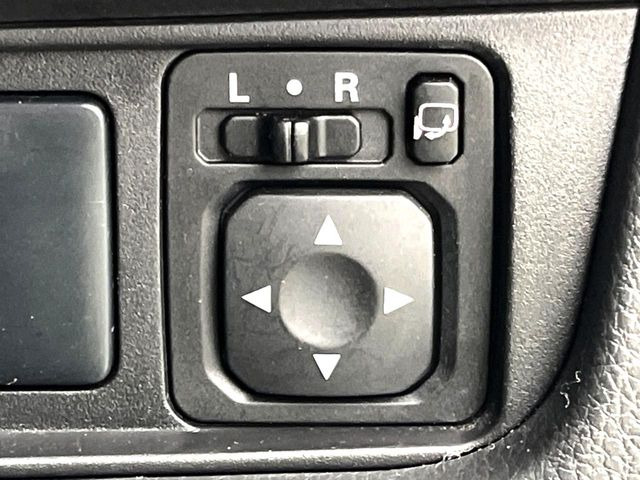 �y�d���i�[�~���[�z�T�C�h�~���[�͓d���i�[���ƂȂ��Ă���A�������ԏ�ł��L�Y�������X�N��}�����܂��B