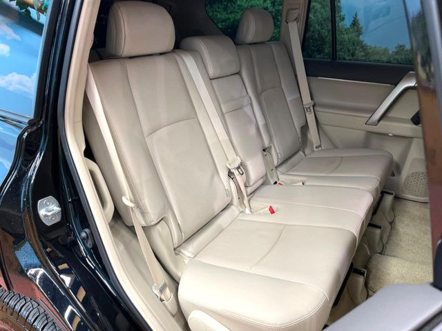 広々とした2列目シートは居住性が高く、居心地も快適!友達や家族とのお出かけにぴったりです。ベビーシートやチャイルドシート使用時も快適にお過ごしいただける十分な空間を確保しています。