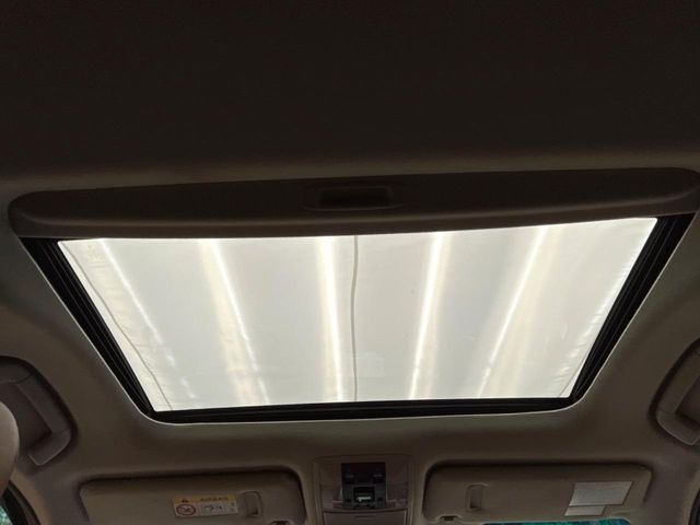 【サンルーフ】開放感たっぷりの希少装備、サンルーフが装着されています!車内に明かりを取り入れたり景色を楽しむ以外にも、車内の空気も簡単に換気できて快適です!