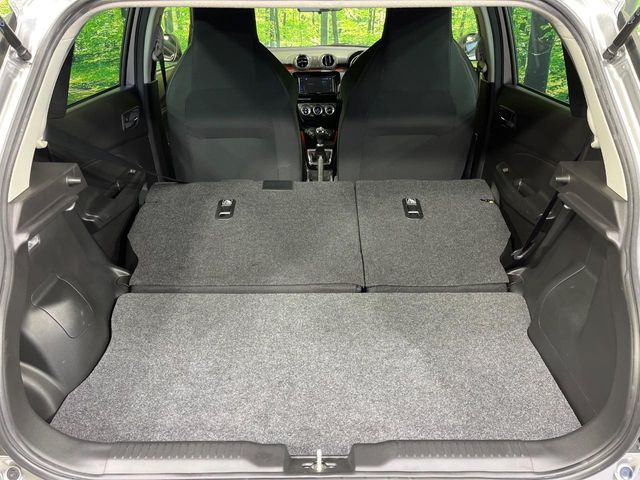 ���i�̂���������ʋ΁A���}���ɏ\���ȉ׎��X�y�[�X���m�ۂ��Ă���܂��B�Z�J���h�V�[�g��|���ƁA�傫�ȉו��̐ύڂ��\�ł���