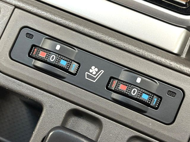 【シートベンチレーション】夏場は涼しい風でお尻や背中の熱やムレを防ぎ、冬はエアコンよりも早く温まってポカポカに!レザーシートにうれしい装備で、季節を問わず快適に過ごせます。