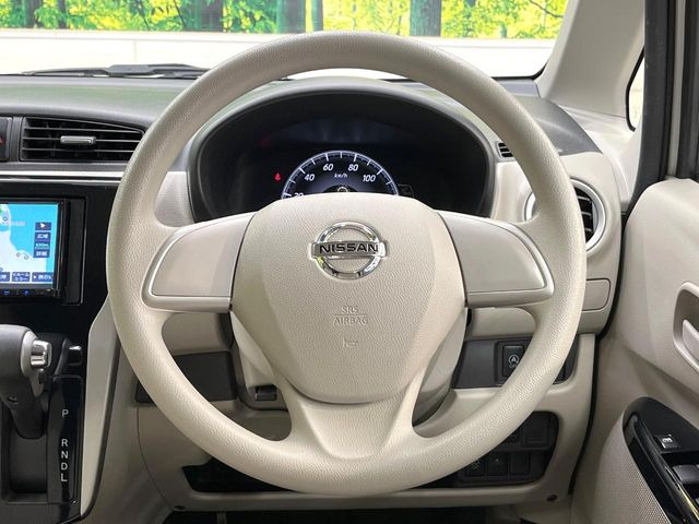 �C���e���A�ɍ��킹���f�U�C���̃X�e�A�����O�́A�^�]�������̂��Ƃ��l���A�^�]���₷���`��A�傫���ł��B�����x�A���ۂɐG���Ă��m���߂��������B