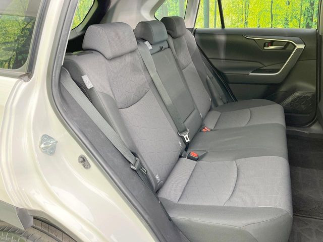 後部座席も気になるようなキズ・汚れやへたり等、大きなダメージはなく、良好な状態です。