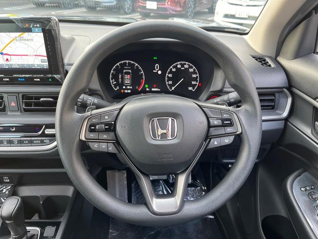 �C���e���A�ɍ��킹���f�U�C���̃X�e�A�����O�́A�^�]�������̂��Ƃ��l���A�^�]���₷���`��A�傫���ł��B�����x�A���ۂɐG���Ă��m���߂��������B