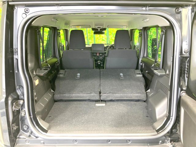 ���i�̂���������ʋ΁A���}���ɏ\���ȉ׎��X�y�[�X���m�ۂ��Ă���܂��B�Z�J���h�V�[�g��|���ƁA�傫�ȉו��̐ύڂ��\�ł���