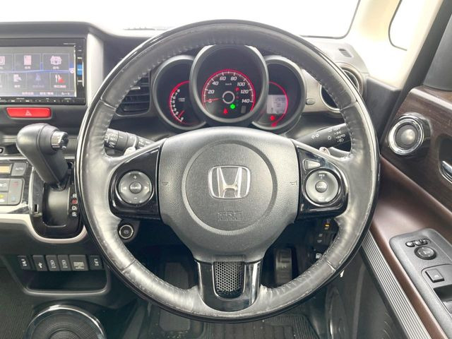 �y�����v�����X�e�A�����O�z�㎿�Ȋv���g�p���邱�ƂŁA��ɂ����������݂ƂĂ��^�]���₷���n���h���ł���