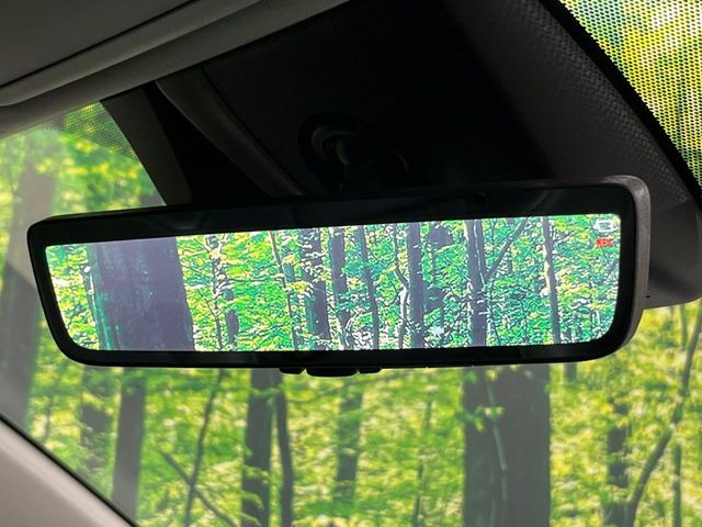 【デジタルインナーミラー】後席の大きな荷物や同乗者で後方が確認しづらい時でも安心!カメラが撮影した車両後方の映像をルームミラー内に表示。クリアな視界で状況の確認が可能です!