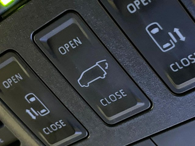 �y�p���[�o�b�N�h�A�z�X�}�[�g�L�[��^�]�Ȃ̃{�^�������������Ń��A�Q�[�g�������ŊJ���܂�!�ו��������Ă��鎞��A�����ʒu�ɂ���o�b�N�h�A��߂�ۂɕ֗��ȋ@�\�ł���