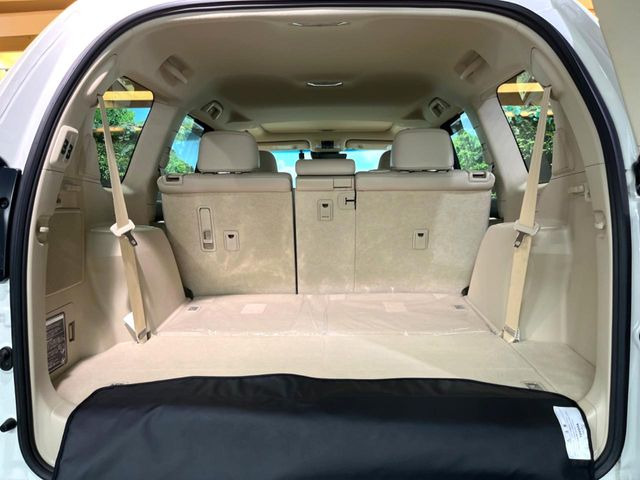 ラゲッジルームは、大容量のスペースを確保。普段のお買い物からレジャーまで、幅広く活躍してくれます!また、リアシートを倒すことでバリエーション豊かにお使いいただけます。