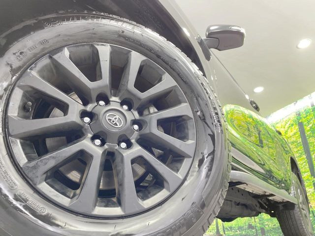 【純正18インチアルミホイール】外観にマッチした純正アルミホイールを装着しております。各種社外アルミホイールや、スタッドレスタイヤも取扱いしております。是非ご相談ください♪