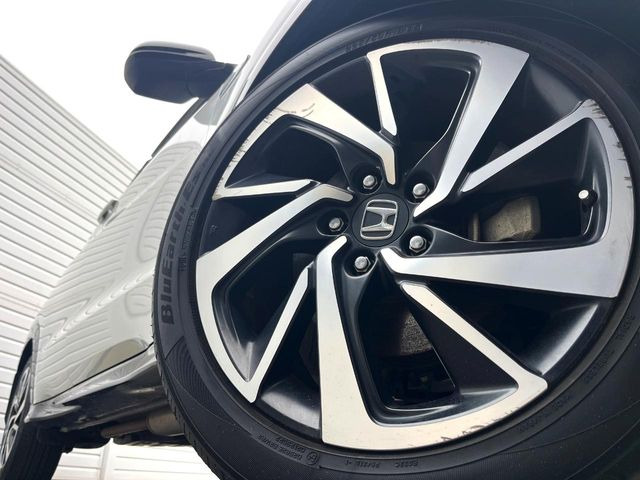 【純正18インチアルミホイール】外観にマッチした純正アルミホイールを装着しております。各種社外アルミホイールや、スタッドレスタイヤも取扱いしております。是非ご相談ください♪