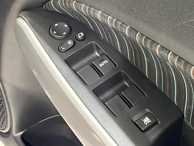 �y�d���i�[�~���[�z�T�C�h�~���[�͓d���i�[���ƂȂ��Ă���A�������ԏ�ł��L�Y�������X�N��}�����܂��B