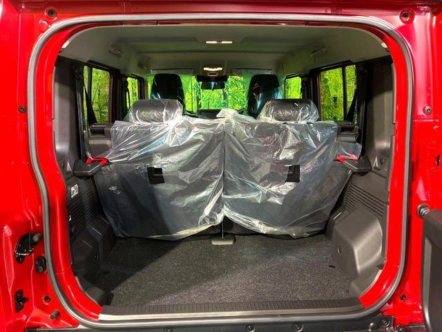 ���i�̂���������ʋ΁A���}���ɏ\���ȉ׎��X�y�[�X���m�ۂ��Ă���܂��B�Z�J���h�V�[�g��|���ƁA�傫�ȉו��̐ύڂ��\�ł���