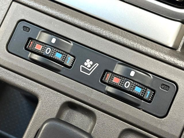 【シートベンチレーション】夏場は涼しい風でお尻や背中の熱やムレを防ぎ、冬はエアコンよりも早く温まってポカポカに!レザーシートにうれしい装備で、季節を問わず快適に過ごせます。