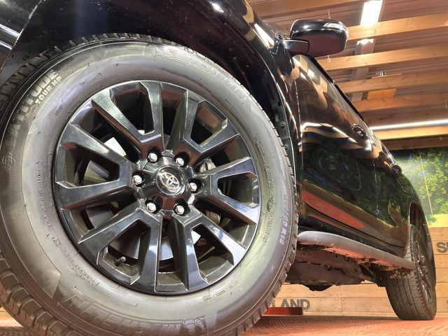 【純正18インチアルミホイール】外観にマッチした純正アルミホイールを装着しております。各種社外アルミホイールや、スタッドレスタイヤも取扱いしております。是非ご相談ください♪