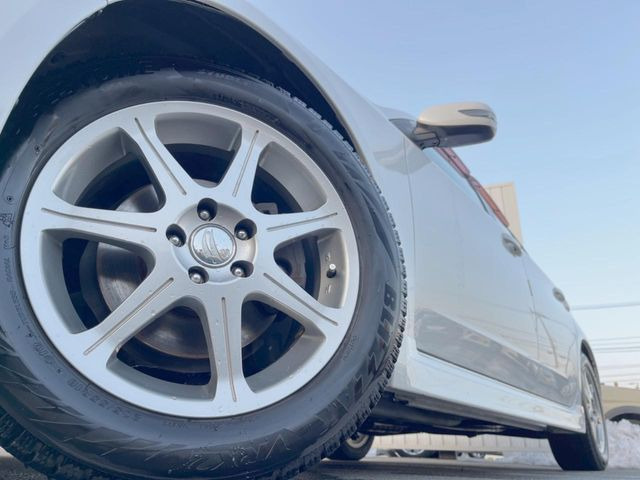 �y�A���~�z�C�[���z�O�ςɃ}�b�`�����A���~�z�C�[���𑕒����Ă���܂��B�e��A���~�z�C�[����A�X�^�b�h���X�^�C�����戵�����Ă���܂��B���񂲑��k����������