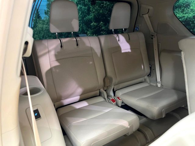 床下収納式のサードシートです。座席部分をコンパクトに収納でき、広大な荷室スペースとしてお使いいただけます!乗車人数や荷物の量など利用シーンに合わせて3列目を有効活用でき、とっても便利♪