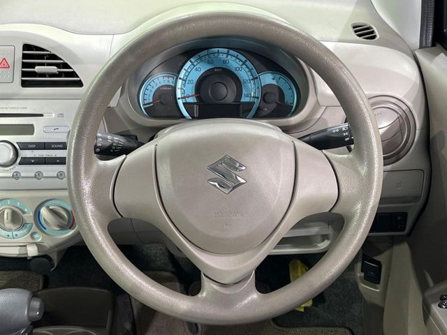 �C���e���A�ɍ��킹���f�U�C���̃X�e�A�����O�́A�^�]�������̂��Ƃ��l���A�^�]���₷���`��A�傫���ł��B�����x�A���ۂɐG���Ă��m���߂��������B