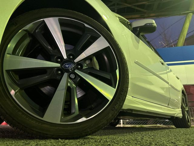 �y����18�C���`�A���~�z�C�[���z�O�ςɃ}�b�`���������A���~�z�C�[���𑕒����Ă���܂��B�e��ЊO�A���~�z�C�[����A�X�^�b�h���X�^�C�����戵�����Ă���܂��B���񂲑��k����������