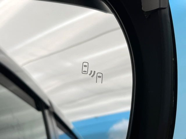 【ブラインドスポットモニター】走行中、ドアミラーの死角になりやすい箇所に後続車が接近するとサイドミラーのレンズに警告を表示!ドライバーに注意喚起をしてくれます。