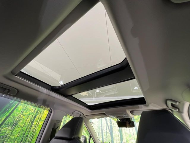 【大型サンルーフ】車内の解放感が一気に上がる大型のパノラマルーフ!季節を問わず開放的で快適なドライブをお楽しみいただけます。流通量も少なく希少価値の高い人気の装備です♪