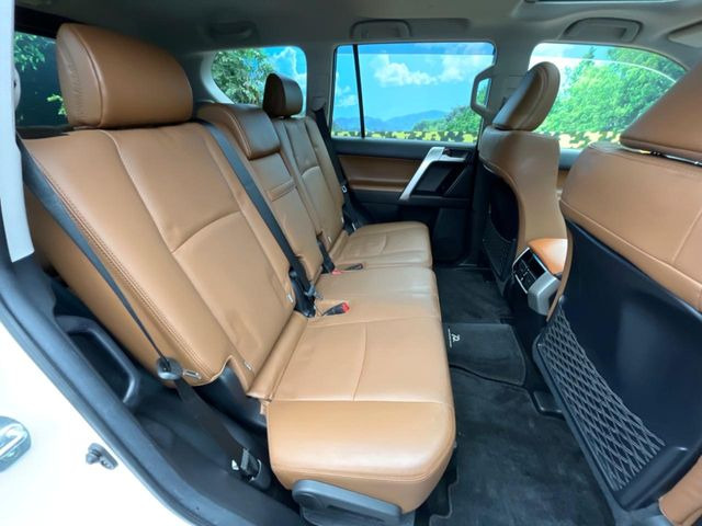 後部座席も気になるようなキズ・汚れやへたり等、大きなダメージはなく、良好な状態です。