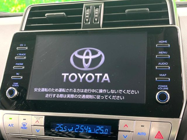 【メーカー純正ナビ】インテリアに溶け込むスタイリッシュな「専用設計」メーカーナビを装備♪視認性や操作性など基本性能にも優れ、より上質なカーライフをお楽しみいただけます。