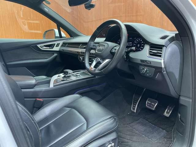 Q745 TFSI クワトロ 4WD