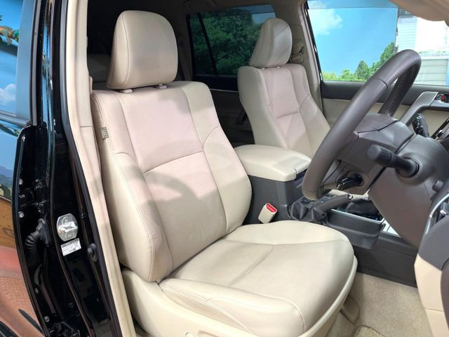 【合皮レザーシート】汚れのふき取りが容易でメンテナンスもが簡単な、機能性に優れる合成皮革を採用した上質なシートです。座り心地もよく、高級感あふれる心地良い車内空間を演出してくれます。