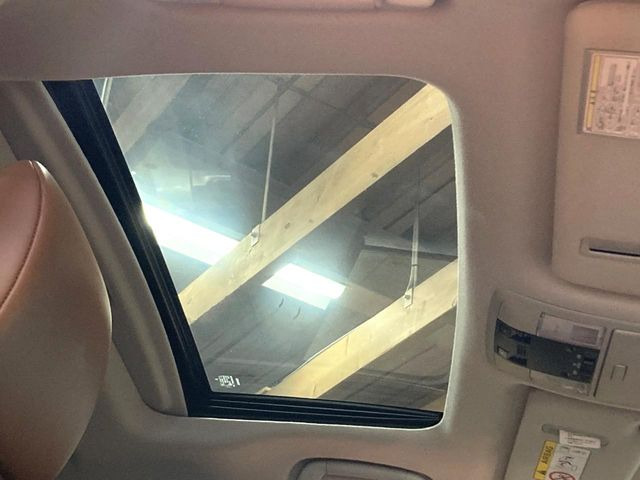 【サンルーフ】開放感たっぷりの希少装備、サンルーフが装着されています!車内に明かりを取り入れたり景色を楽しむ以外にも、車内の空気も簡単に換気できて快適です!