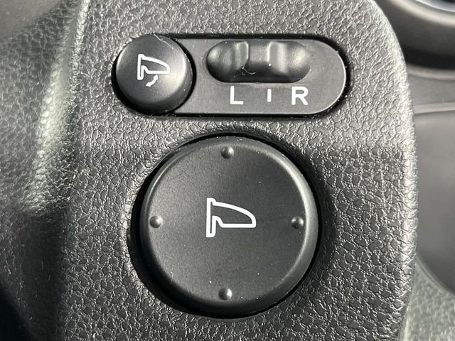 �y�d���i�[�~���[�z�T�C�h�~���[�͓d���i�[���ƂȂ��Ă���A�������ԏ�ł��L�Y�������X�N��}�����܂��B