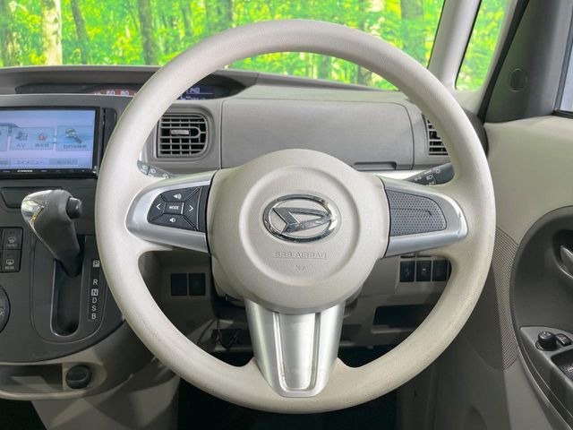 �C���e���A�ɍ��킹���f�U�C���̃X�e�A�����O�́A�^�]�������̂��Ƃ��l���A�^�]���₷���`��A�傫���ł��B�����x�A���ۂɐG���Ă��m���߂��������B