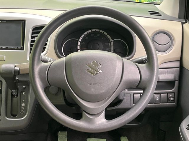 �C���e���A�ɍ��킹���f�U�C���̃X�e�A�����O�́A�^�]�������̂��Ƃ��l���A�^�]���₷���`��A�傫���ł��B�����x�A���ۂɐG���Ă��m���߂��������B