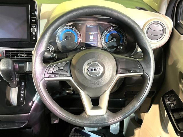 �C���e���A�ɍ��킹���f�U�C���̃X�e�A�����O�́A�^�]�������̂��Ƃ��l���A�^�]���₷���`��A�傫���ł��B�����x�A���ۂɐG���Ă��m���߂��������B