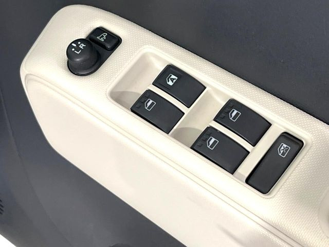 �y�d���i�[�~���[�z�T�C�h�~���[�͓d���i�[���ƂȂ��Ă���A�������ԏ�ł��L�Y�������X�N��}�����܂��B