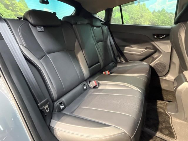 後部座席も気になるようなキズ・汚れやへたり等、大きなダメージはなく、良好な状態です。