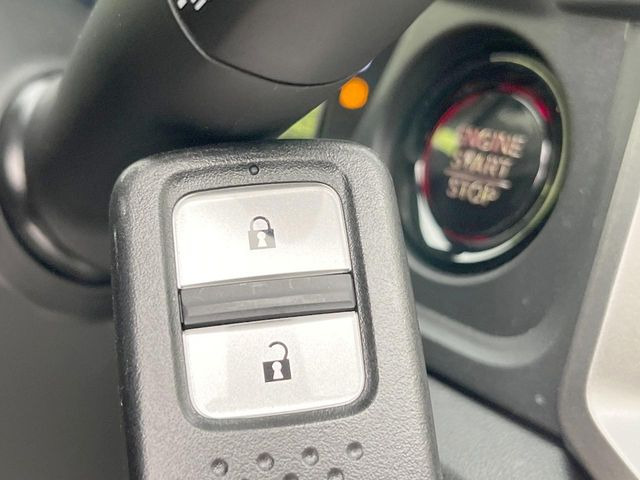 �yHonda�X�}�[�g�L�[�z�J�o����|�P�b�g�ɓ��ꂽ�܂܂ł��h�A�̎{���E�������\�ȃX�}�[�g�L�[�𑕔��B�G���W���̃I���E�I�t�����J�M�����o���K�v����������Ƃ��Ă��֗��ł���